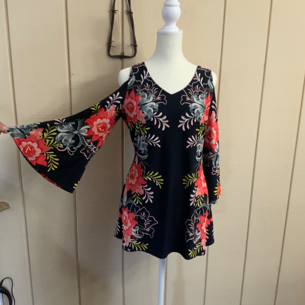 Very cute open shoulder bell sleeved blouse - Picture 4 of 4